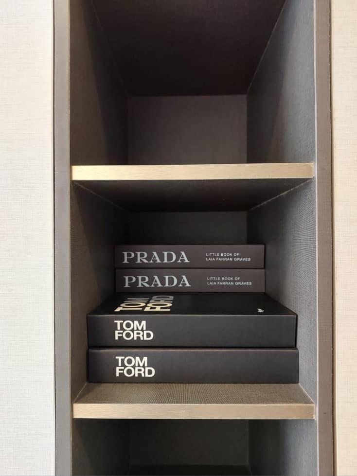 Apartamento Millerz Square By Mykey Kuala Lumpur Exterior foto Tom Ford book