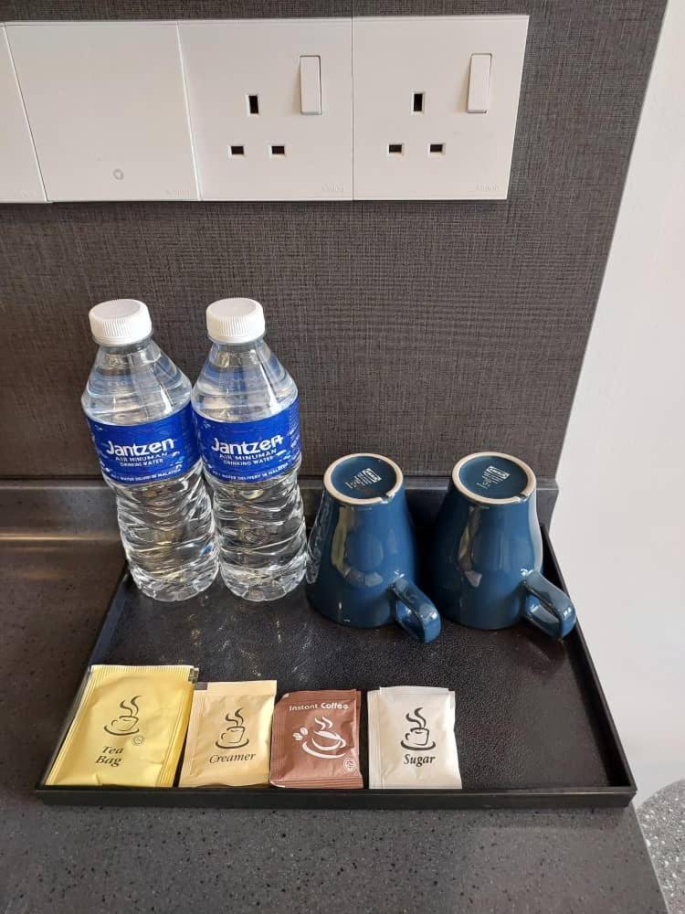 Apartamento Millerz Square By Mykey Kuala Lumpur Exterior foto Bottled water in a hotel room