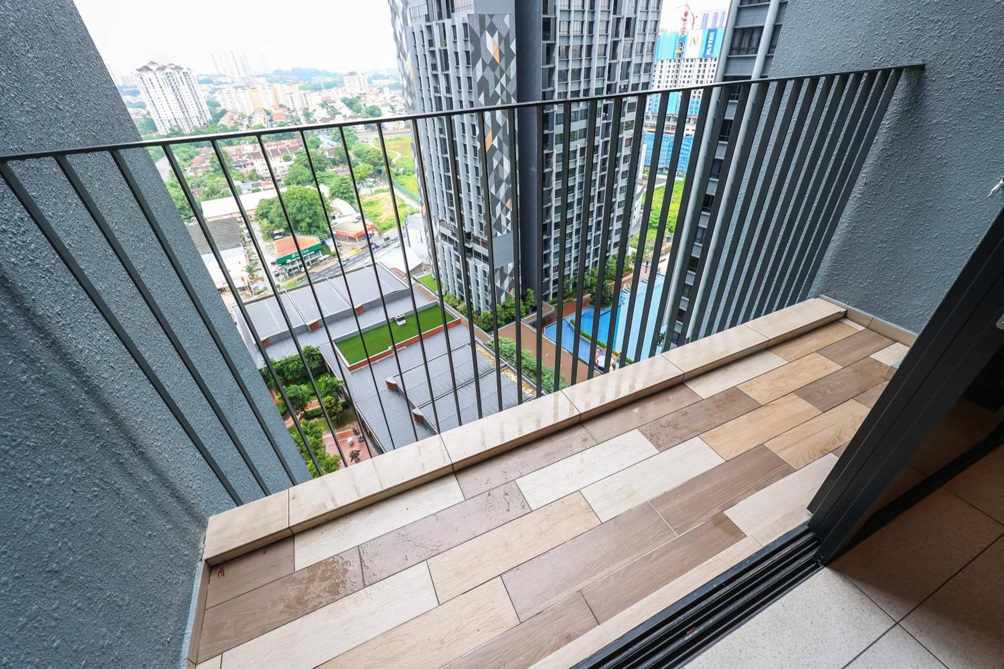 Apartamento Millerz Square By Mykey Kuala Lumpur Exterior foto A balcony in a condominium