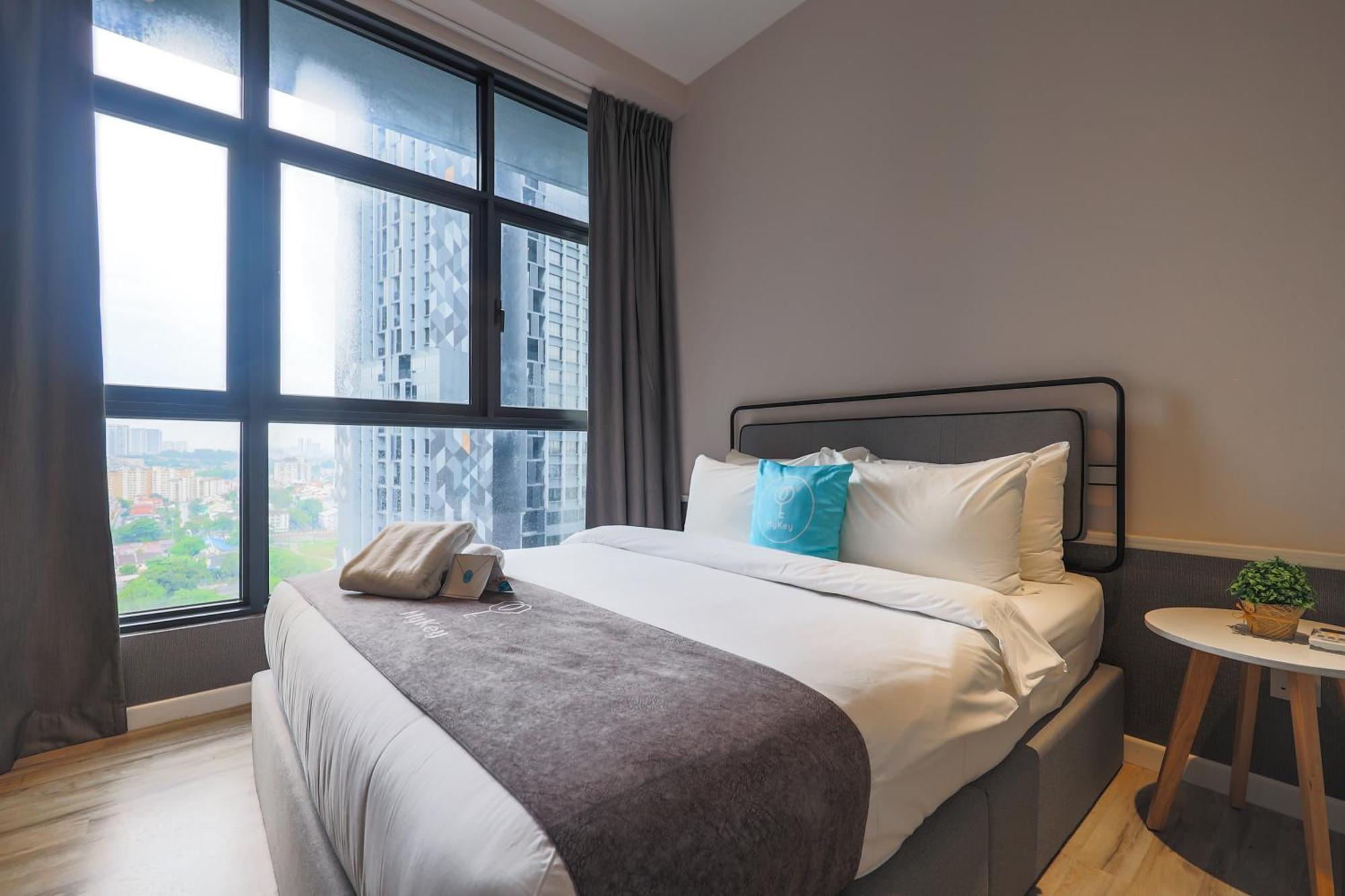 Apartamento Millerz Square By Mykey Kuala Lumpur Exterior foto A bedroom at a serviced apartment in Kuala Lumpur, Malaysia.