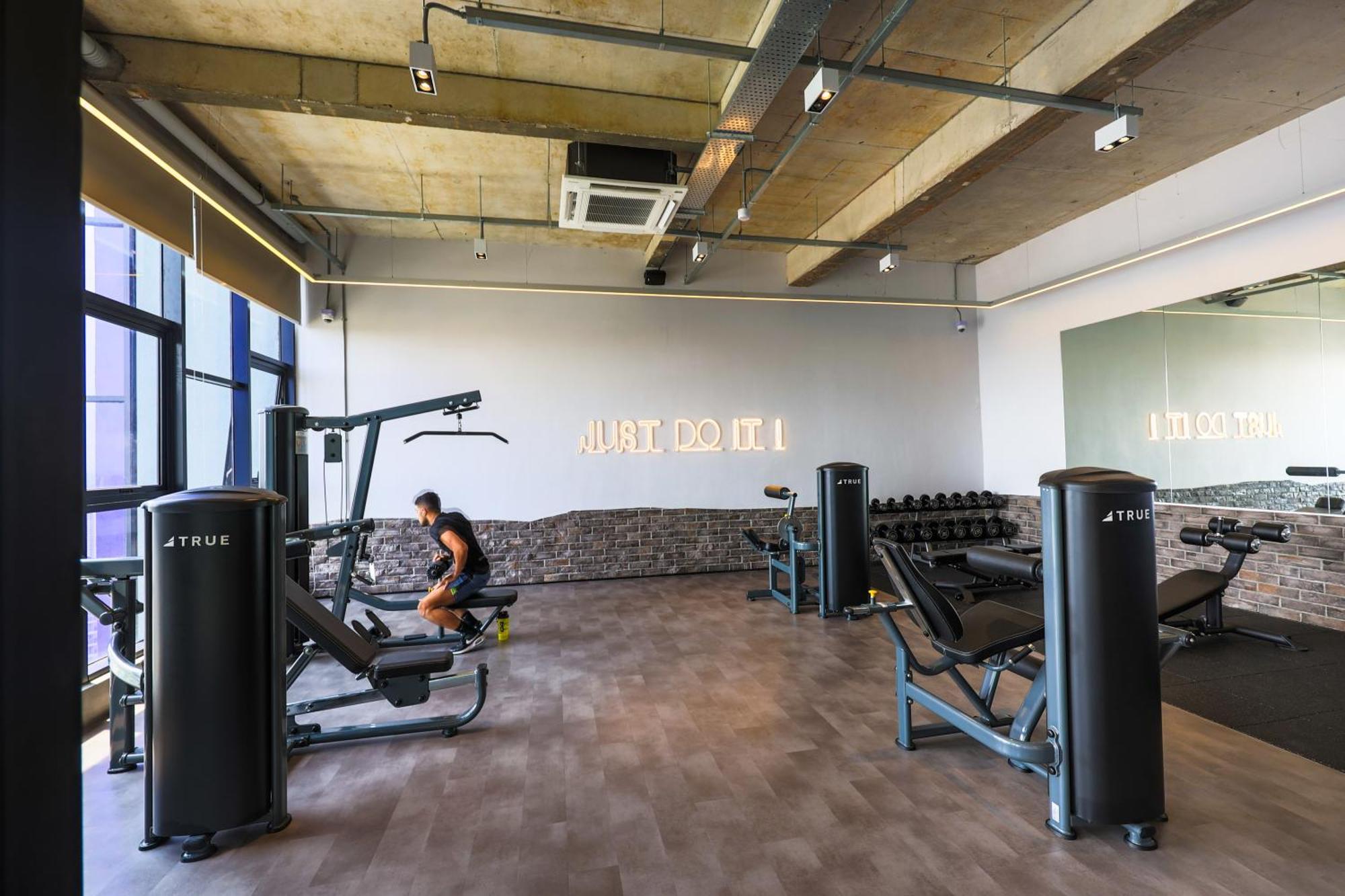 Apartamento Millerz Square By Mykey Kuala Lumpur Exterior foto The gym at the University of Roehampton