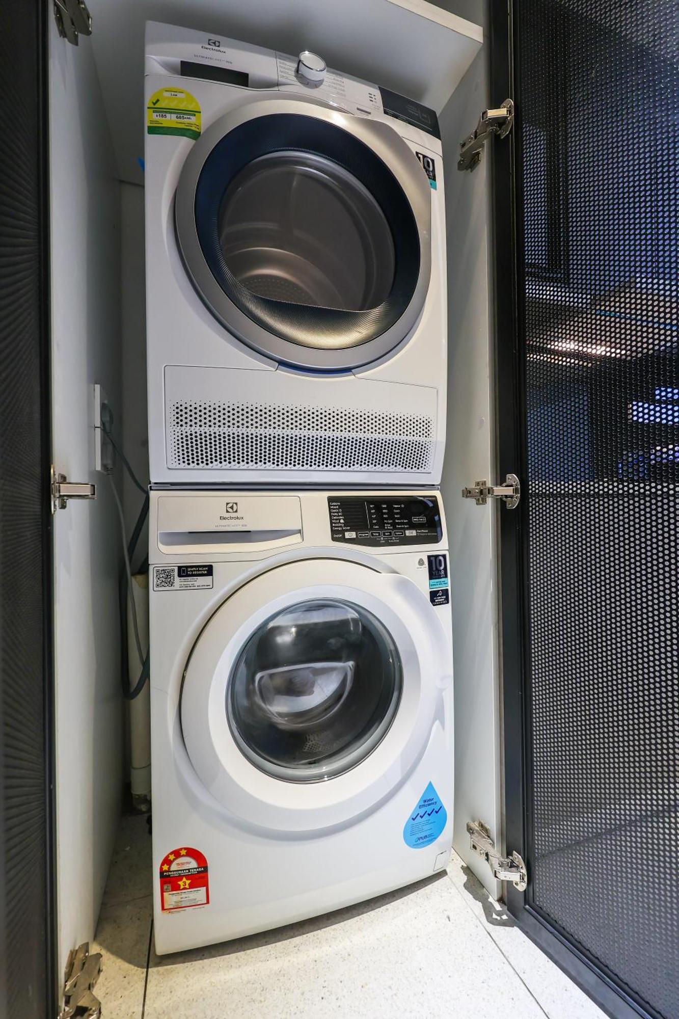 Apartamento Millerz Square By Mykey Kuala Lumpur Exterior foto A clothes dryer (top) and a washing machine (bottom)