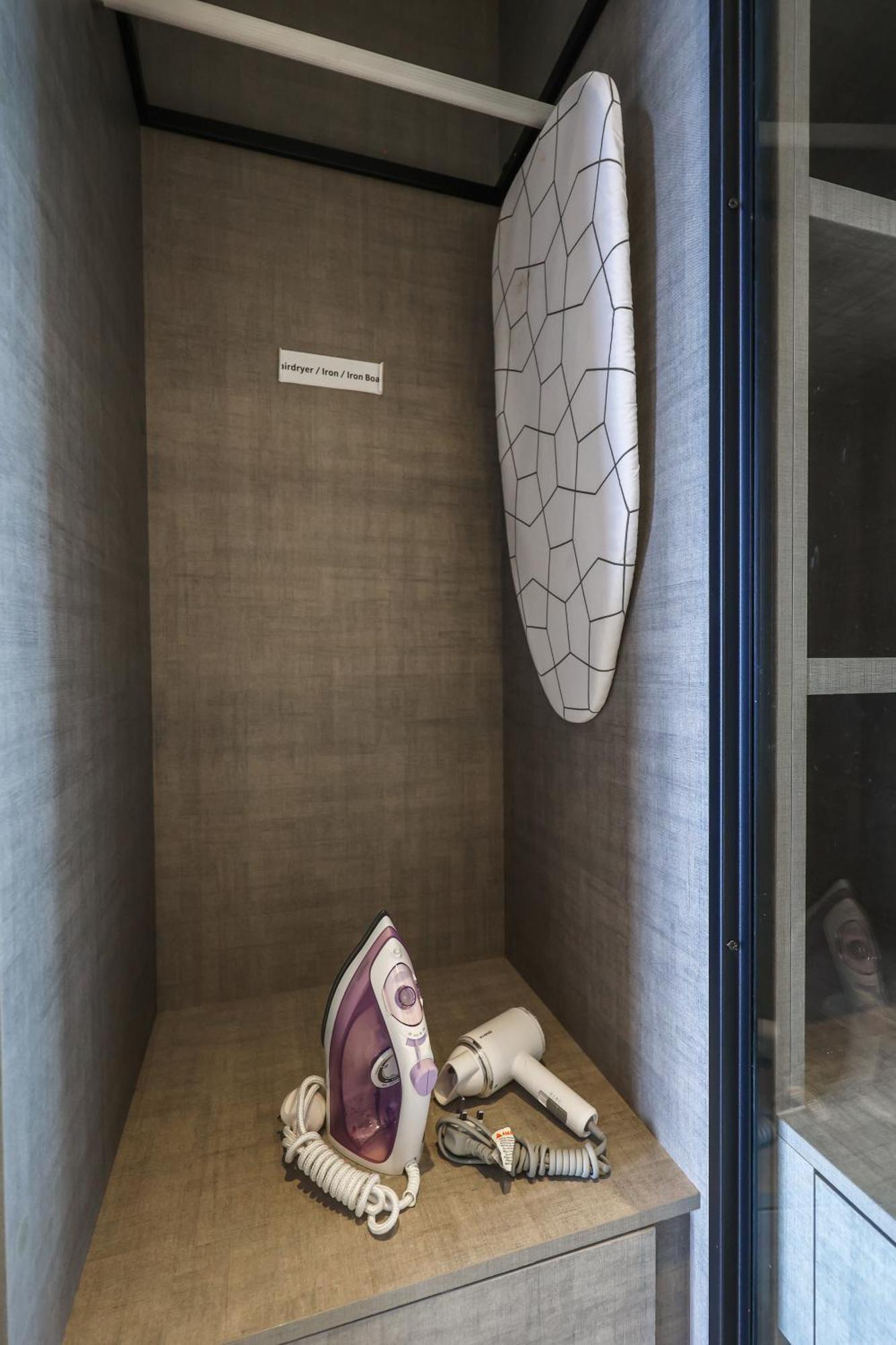 Apartamento Millerz Square By Mykey Kuala Lumpur Exterior foto A surfboard in a hotel room