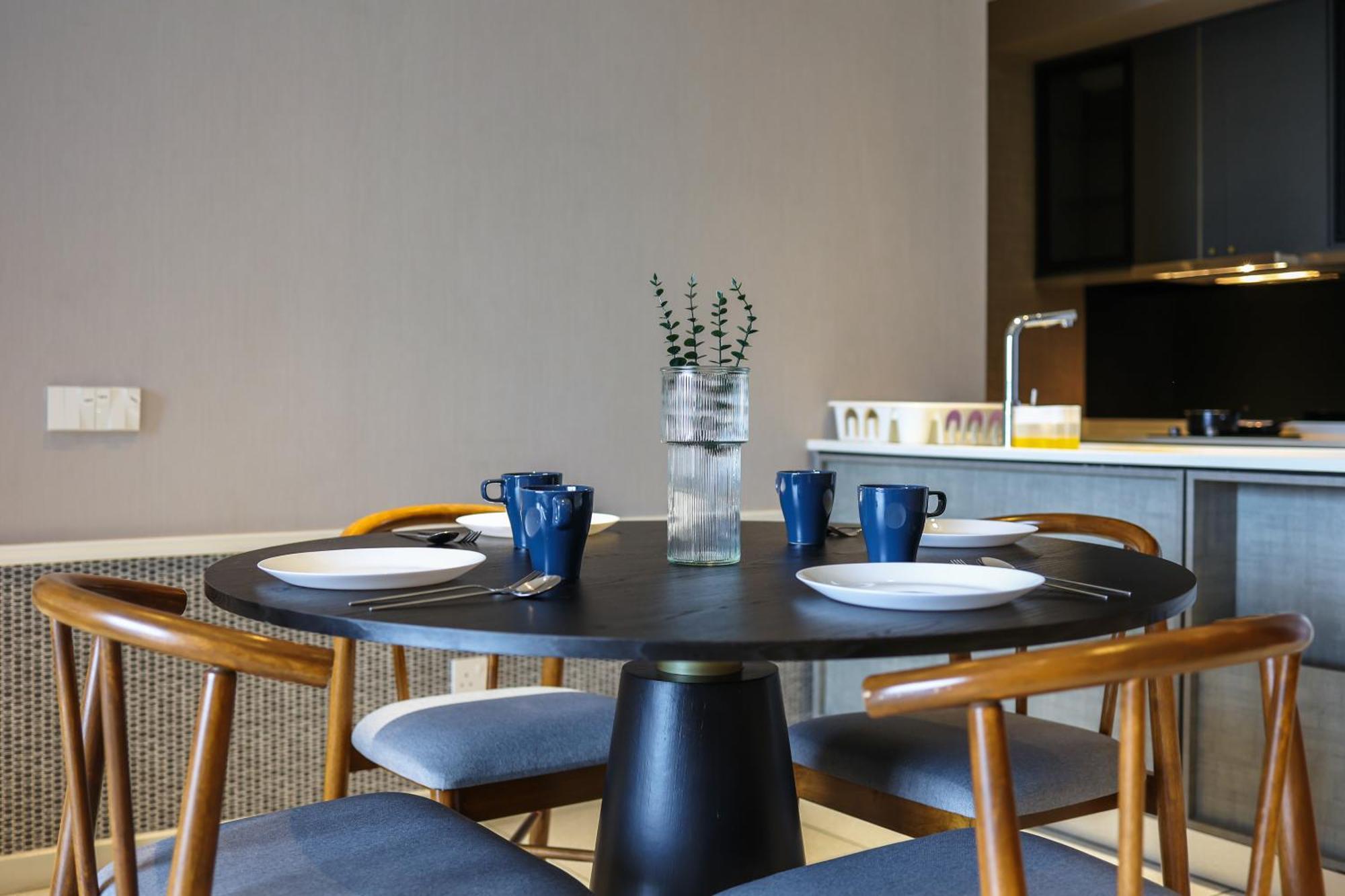 Apartamento Millerz Square By Mykey Kuala Lumpur Exterior foto A dining table with four chairs