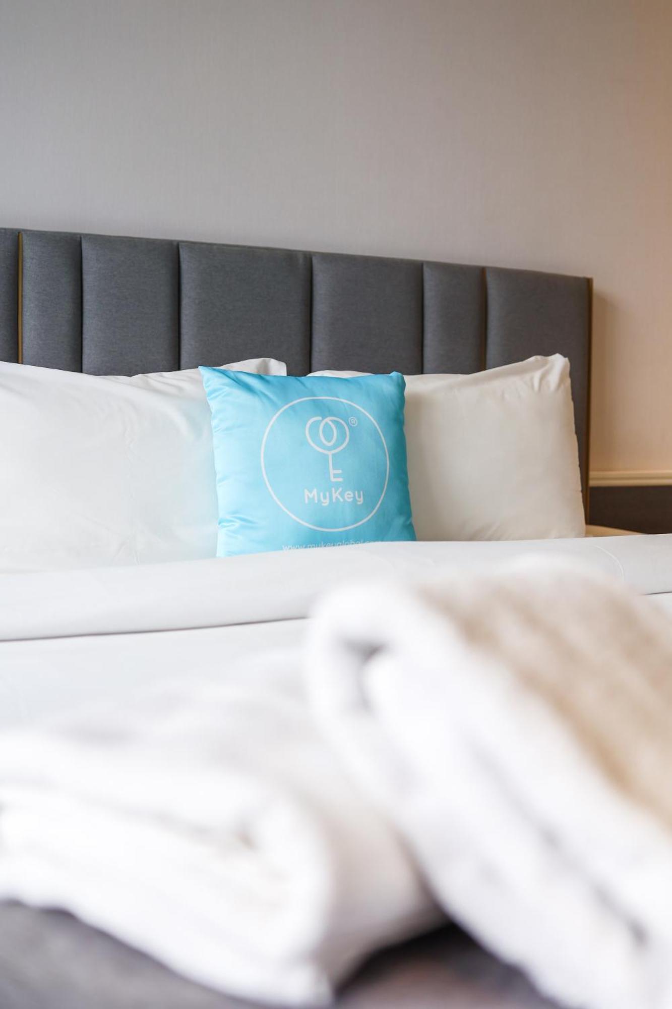 Apartamento Millerz Square By Mykey Kuala Lumpur Exterior foto A pillow with the Hurawalhi logo