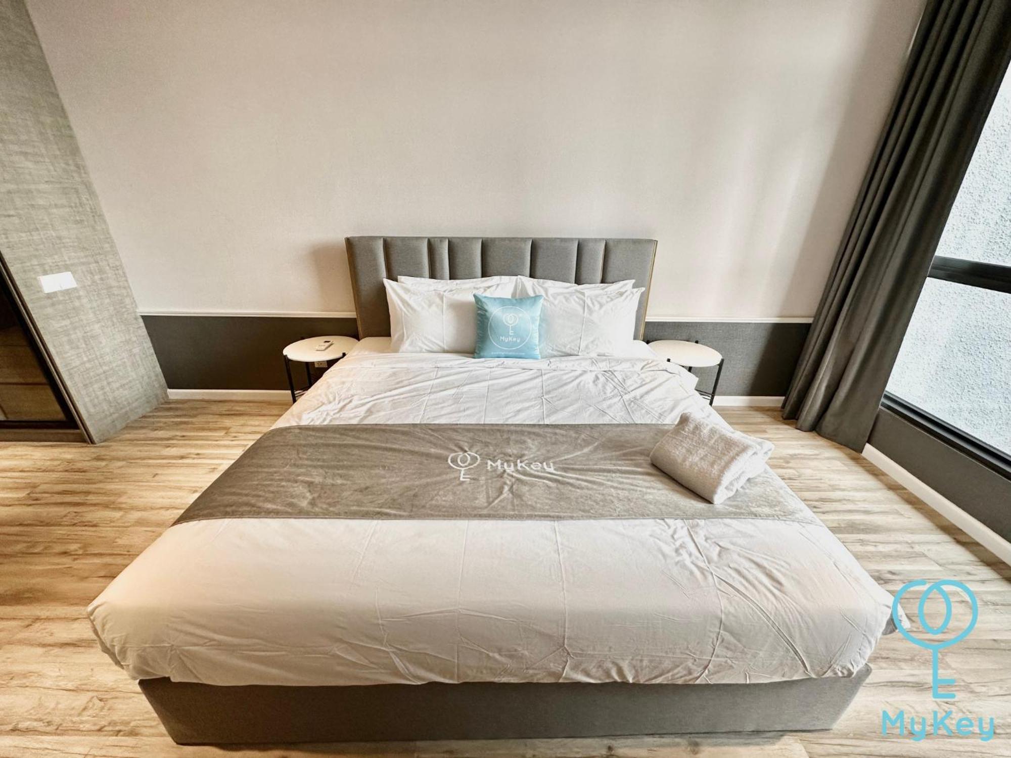 Apartamento Millerz Square By Mykey Kuala Lumpur Exterior foto A bedroom in a serviced apartment in Hong Kong